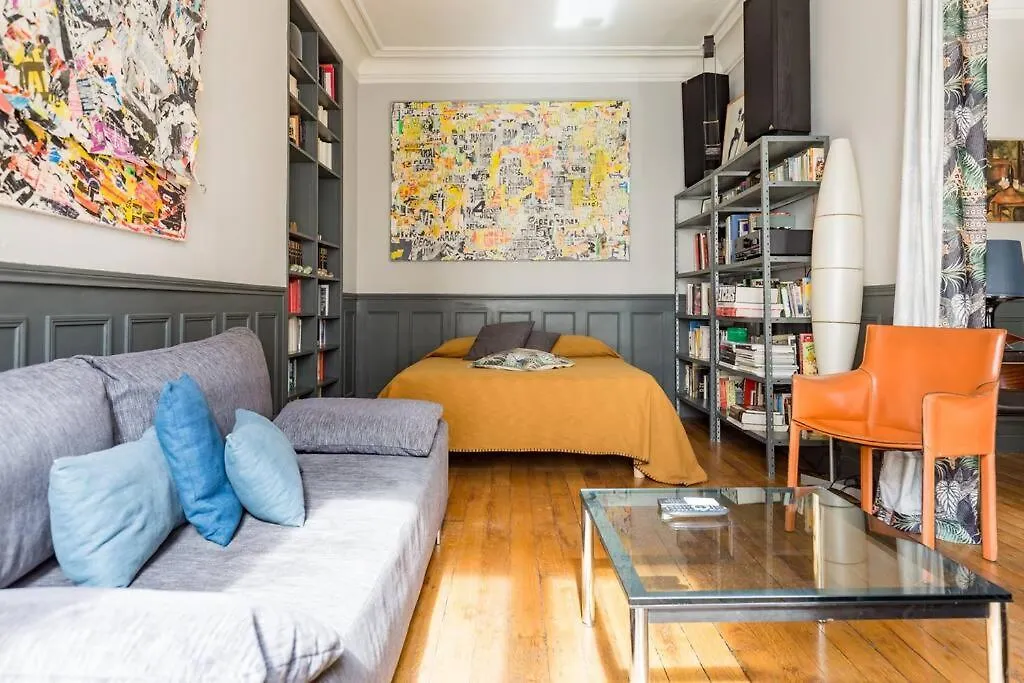 Spacious And Bright 2 Bedroom Apartment, Typically Parisian, Montmartre-Opera, Central Париж Франция