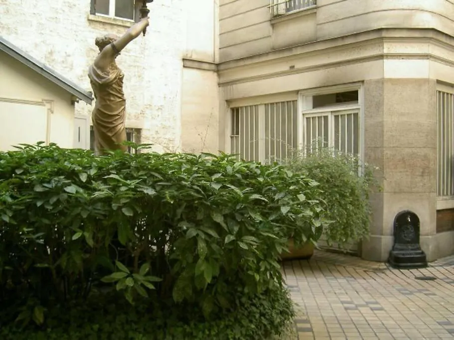 Spacious And Bright 2 Bedroom Apartment, Typically Parisian, Montmartre-Opera, Central Париж 0*,
