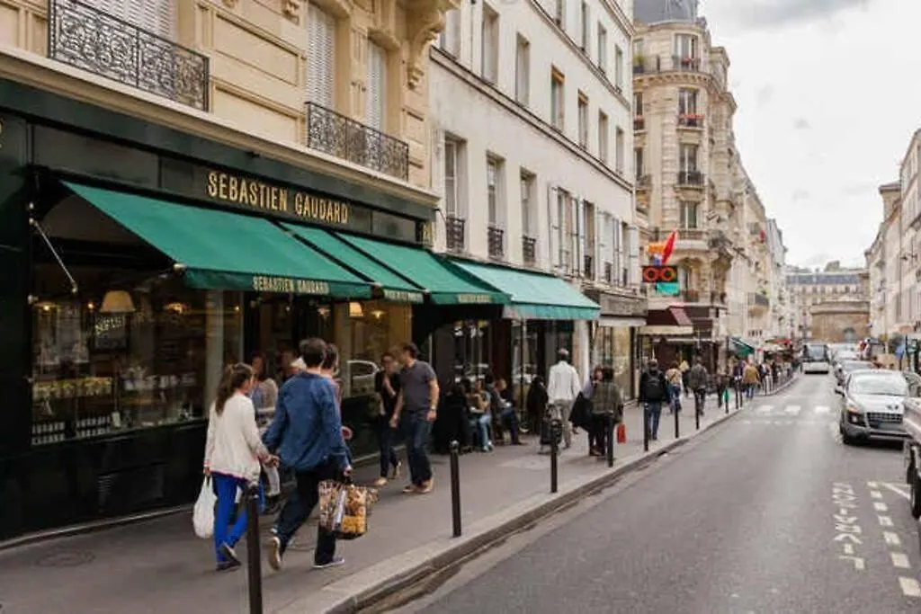 Spacious And Bright 2 Bedroom Apartment, Typically Parisian, Montmartre-Opera, Central Париж Апартаменты