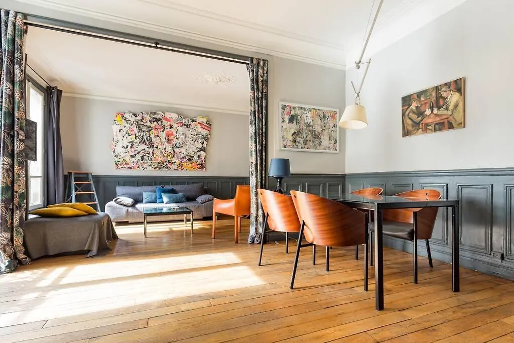 Spacious And Bright 2 Bedroom Apartment, Typically Parisian, Montmartre-Opera, Central Париж
