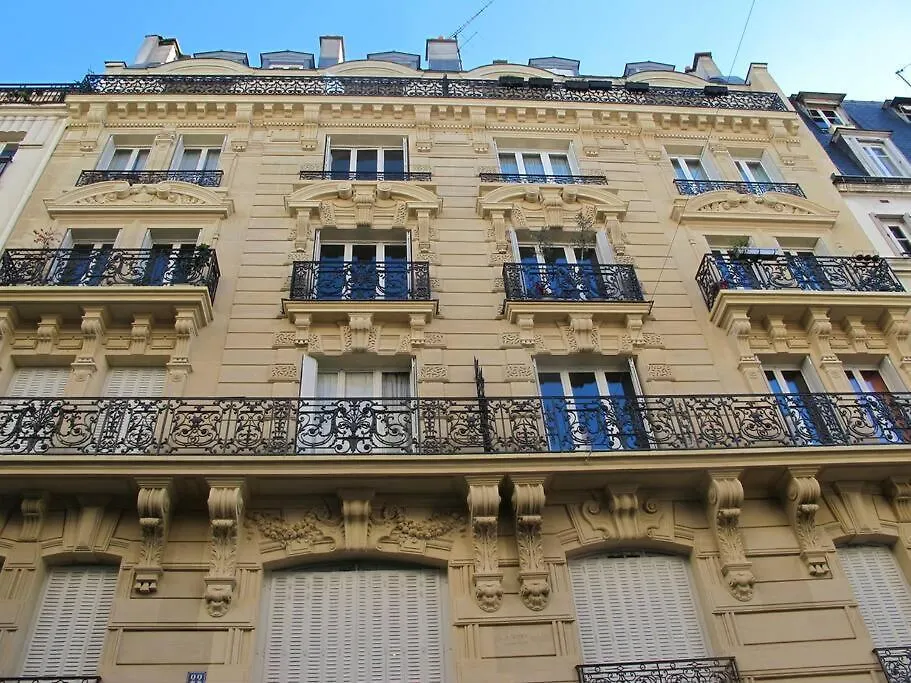 Spacious And Bright 2 Bedroom Apartment, Typically Parisian, Montmartre-Opera, Central Париж Апартаменты