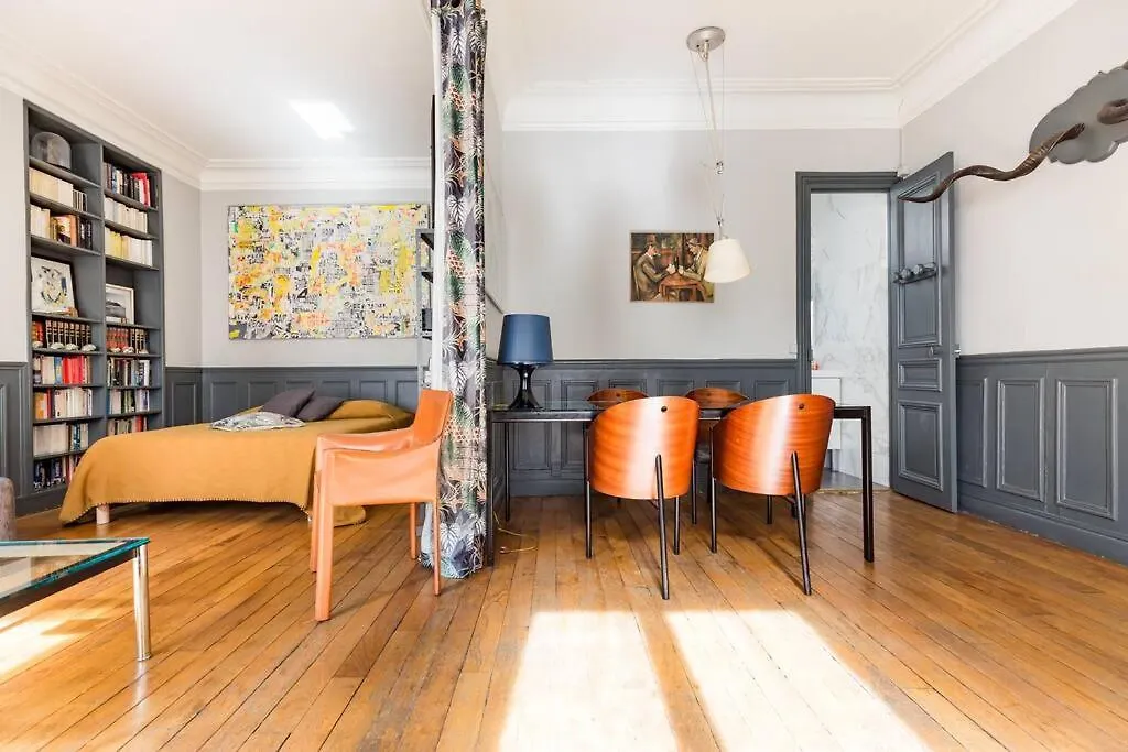 Spacious And Bright 2 Bedroom Apartment, Typically Parisian, Montmartre-Opera, Central Париж
