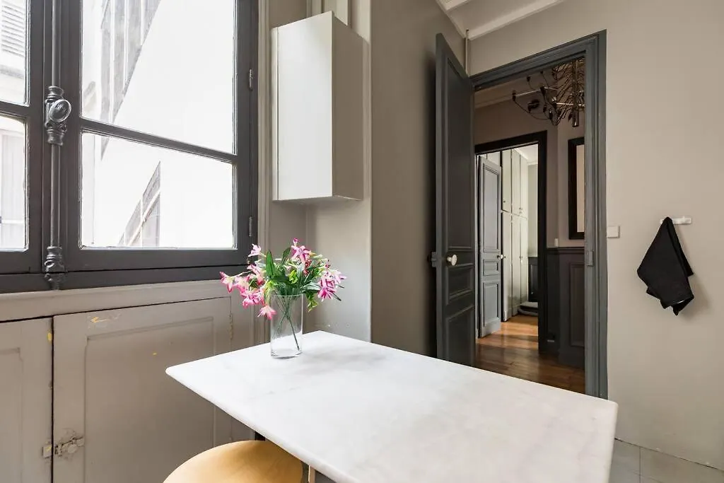 Spacious And Bright 2 Bedroom Apartment, Typically Parisian, Montmartre-Opera, Central Париж Франция