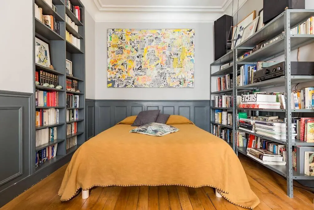 Spacious And Bright 2 Bedroom Apartment, Typically Parisian, Montmartre-Opera, Central Parigi Appartamento