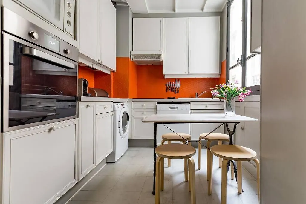 Spacious And Bright 2 Bedroom Apartment, Typically Parisian, Montmartre-Opera, Central Parigi Appartamento