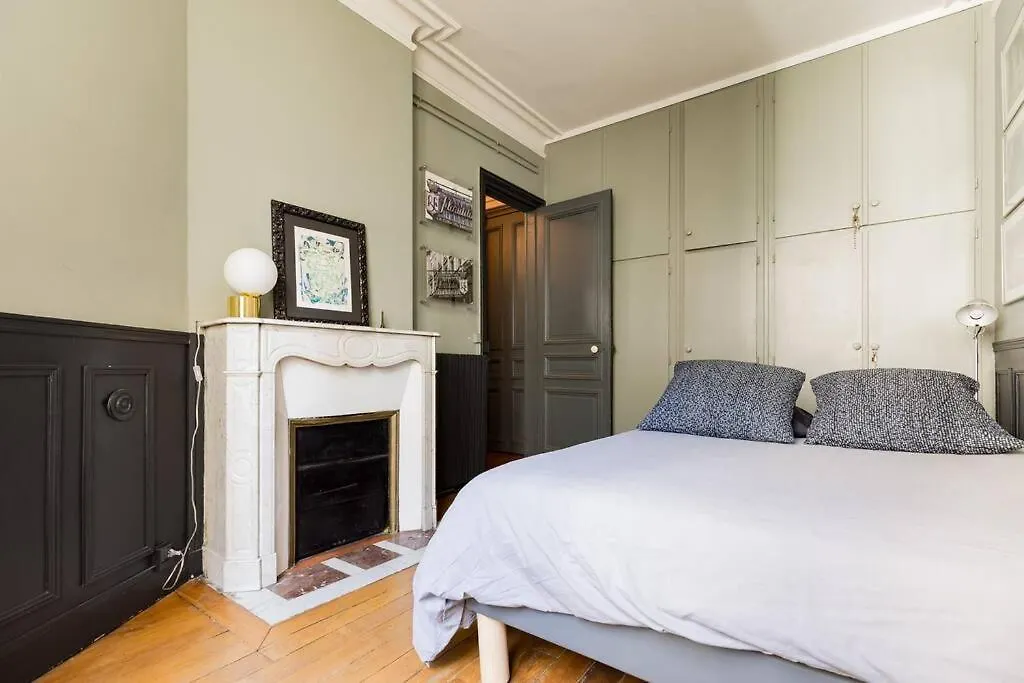 Spacious And Bright 2 Bedroom Apartment, Typically Parisian, Montmartre-Opera, Central Parigi